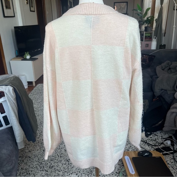 pink and white checkered sweater - Picture 2 of 5
